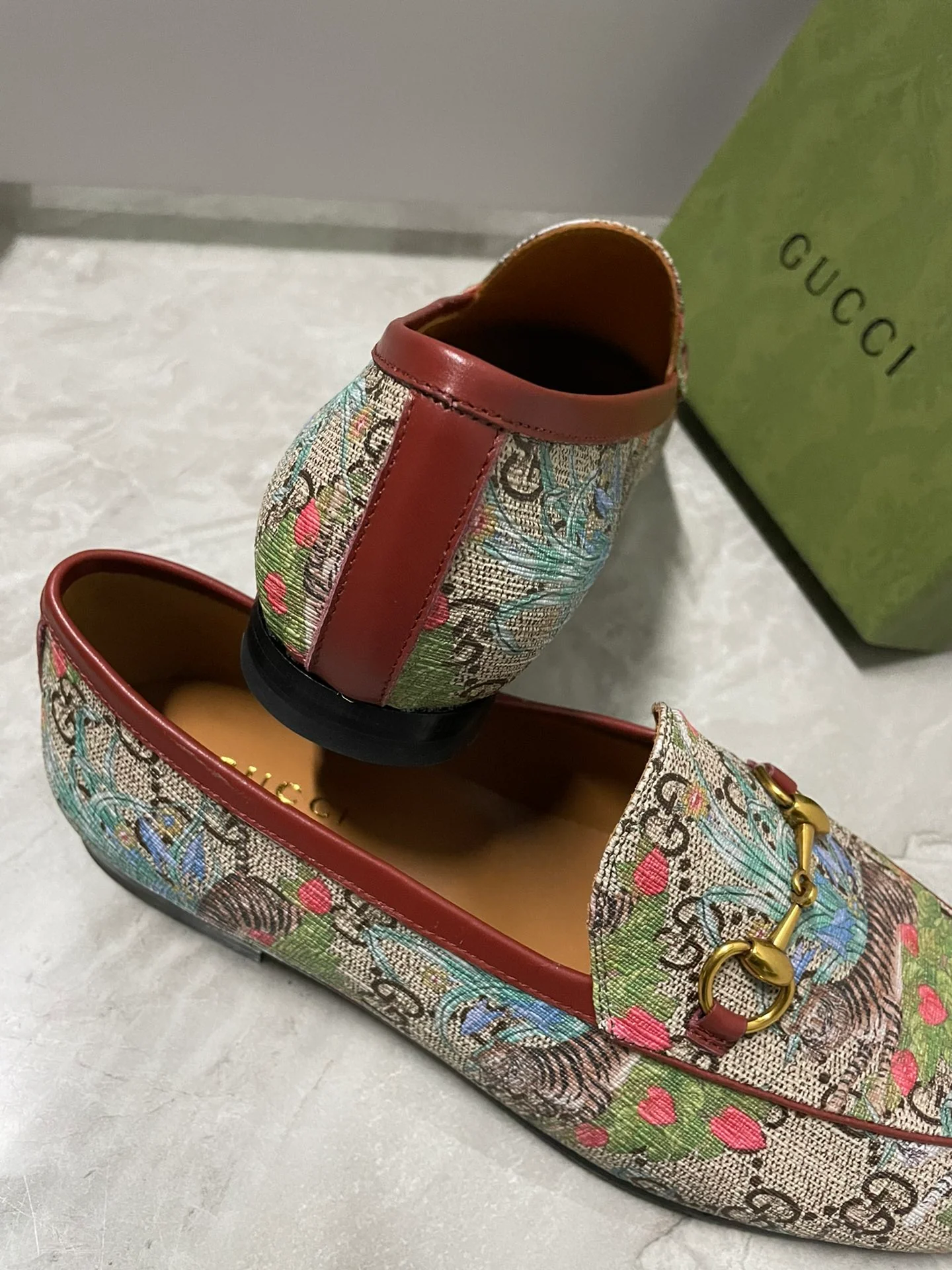 Лоферы из новогодней коллекции Gucci 2022 года