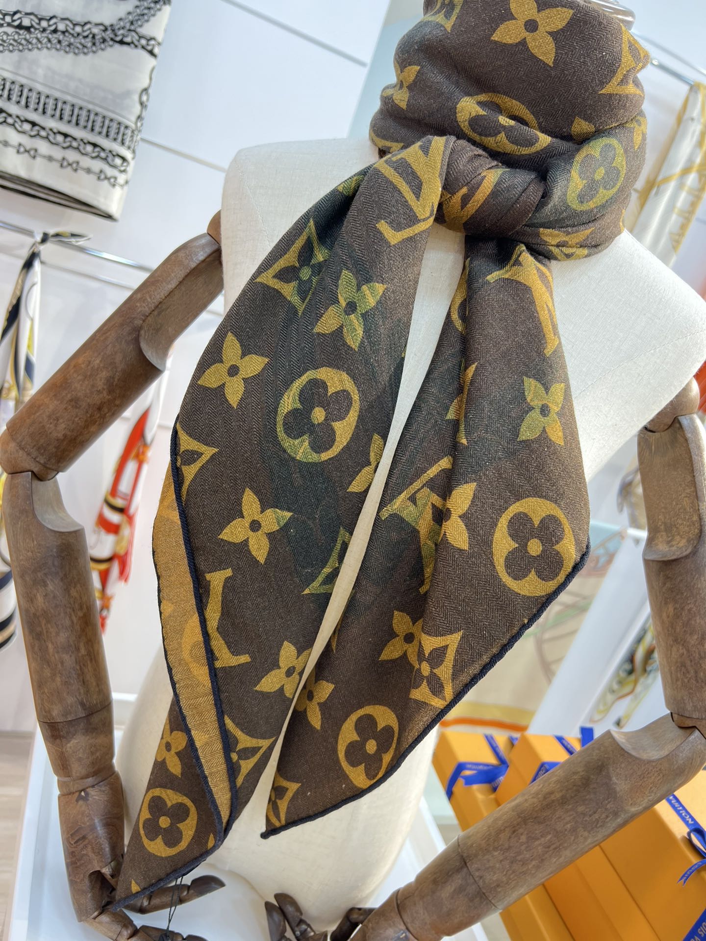 Большой двусторонний бархатный платок LV - 140 см - 003