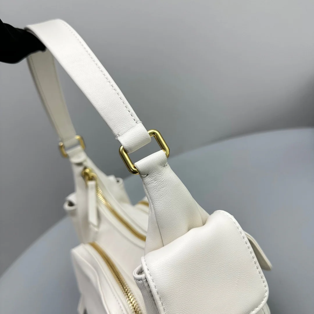 Сумка-мессенджер Miu Miu из кожи наппа, белая.