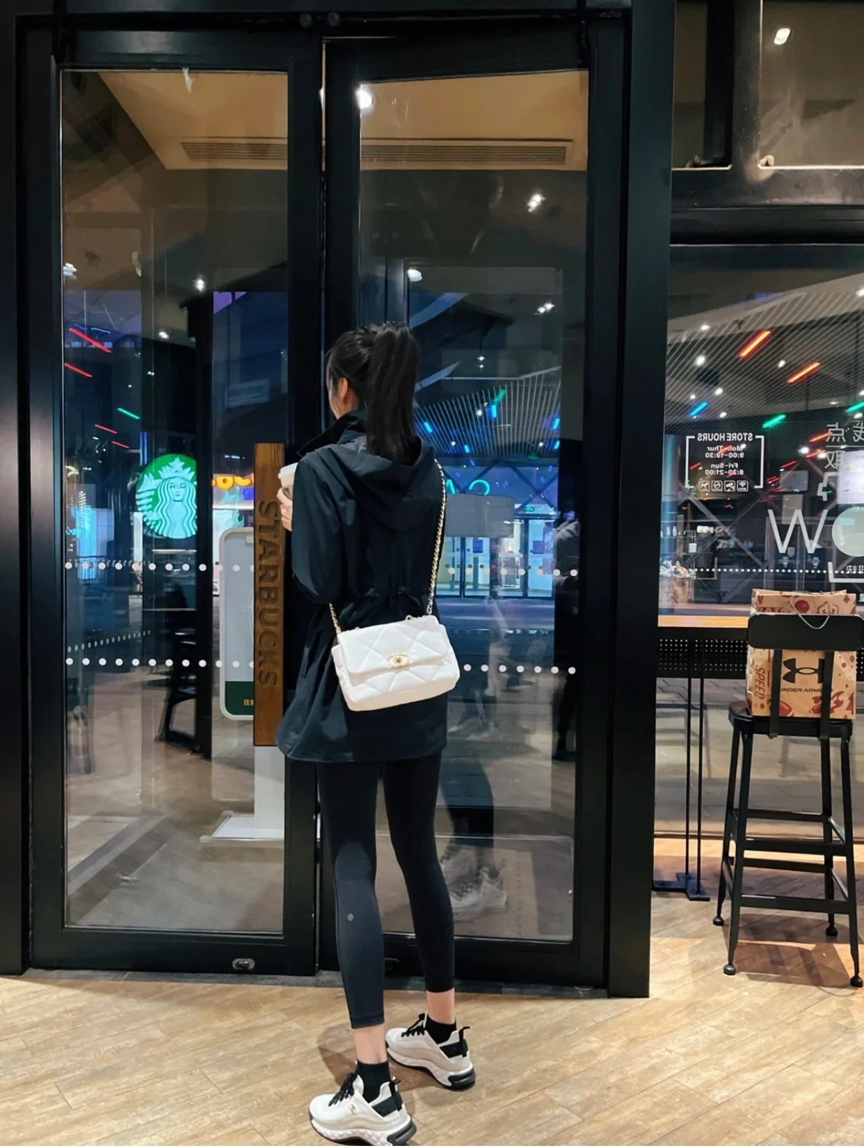 Маленькая сумочка Chanel 19bag - белая.