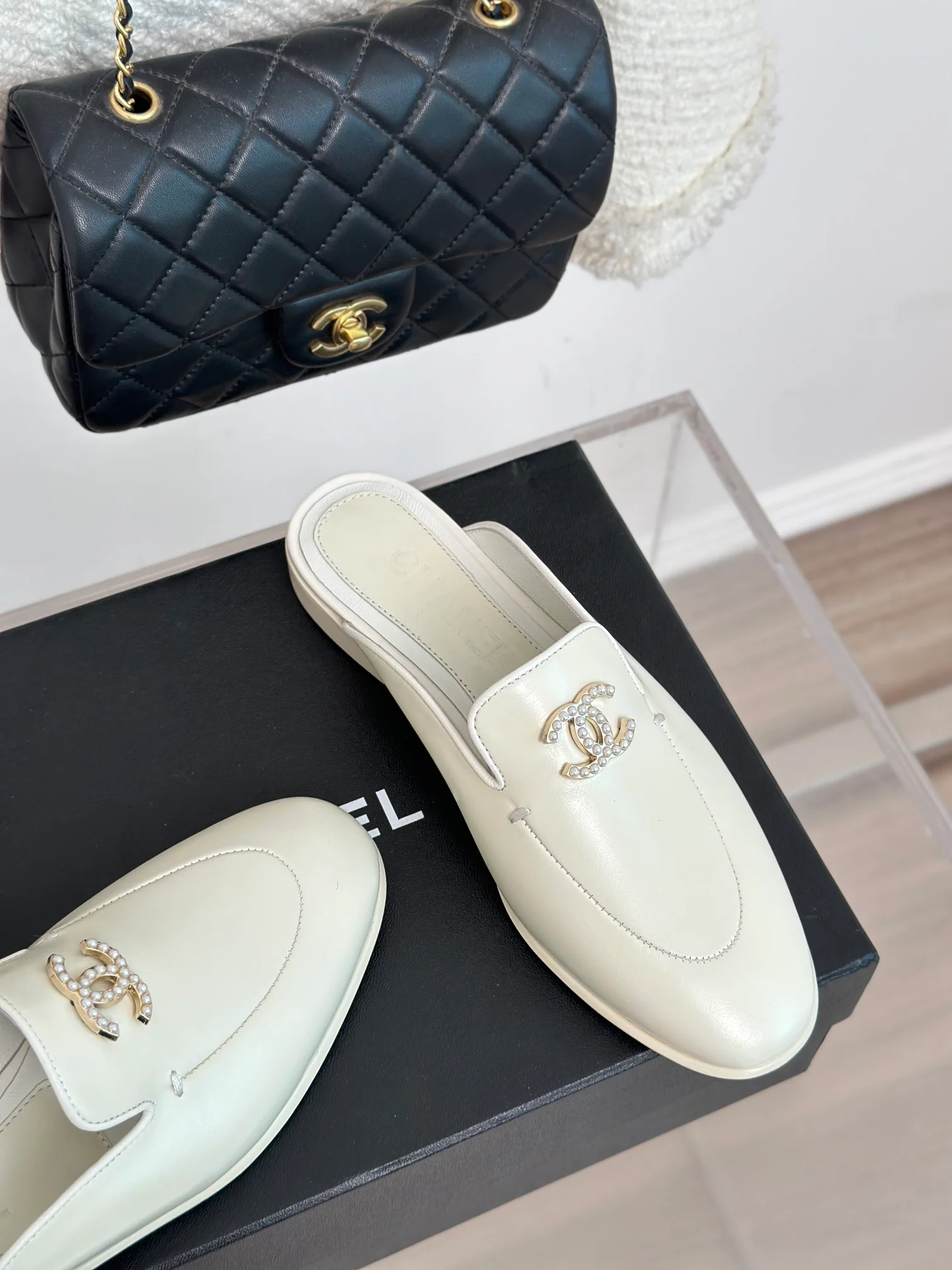 Новинка 2023 года от Chanel - плоские тапочки с закрытым носком.