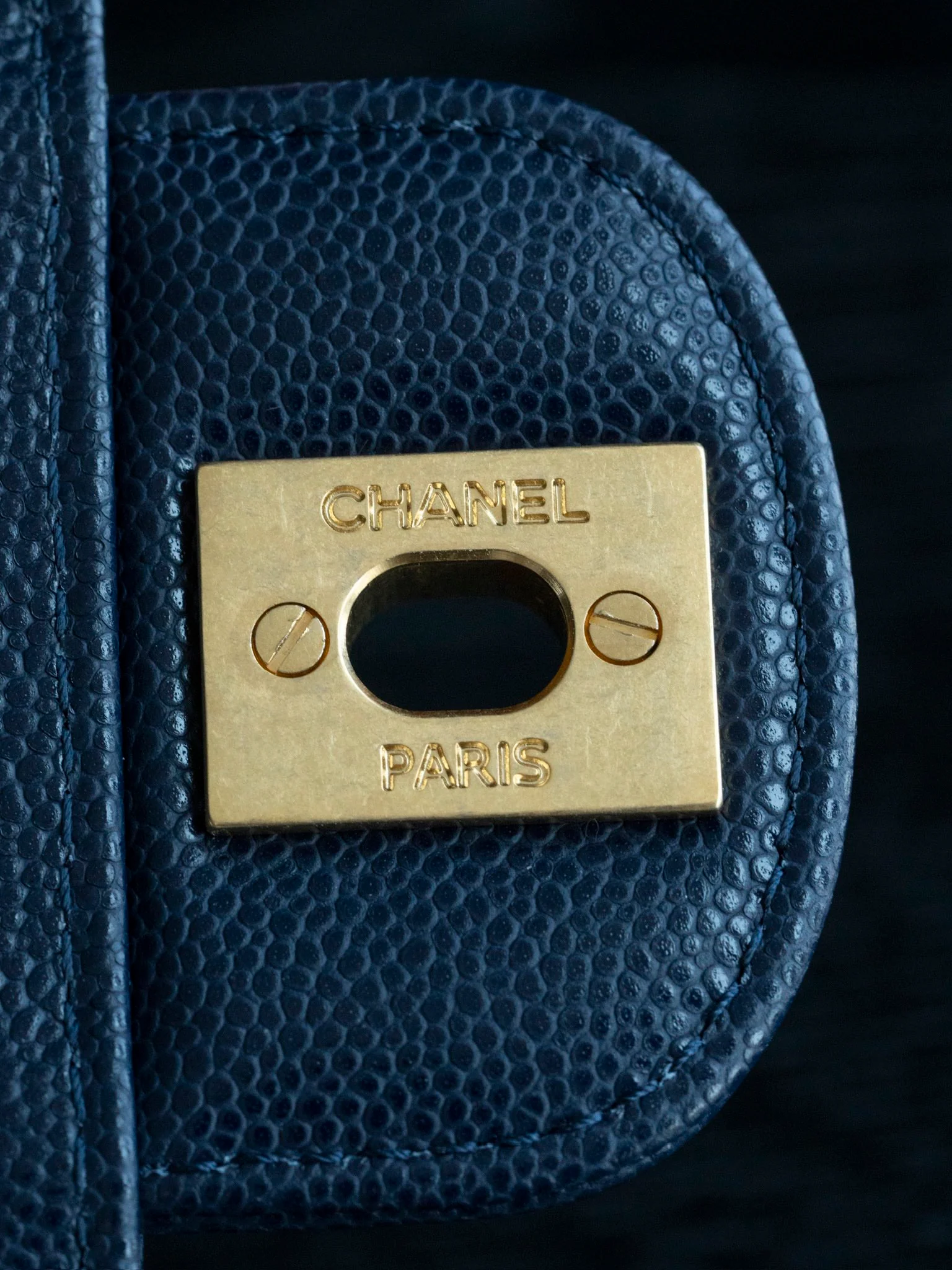 Мини-сумочка Chanel с клапаном и ручкой - синяя