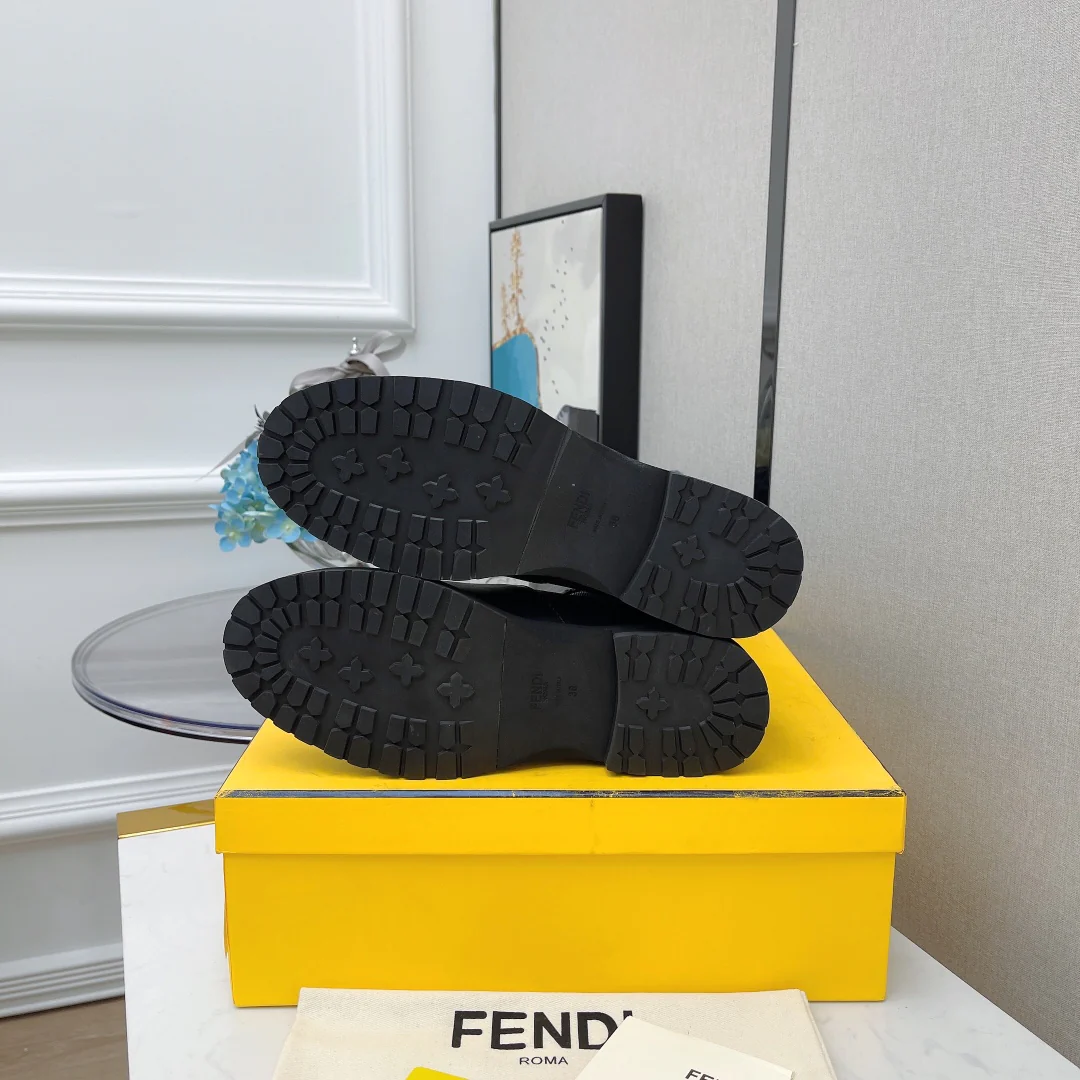 Новинка сезона осень/зима 2022 от Fendi - Ботинки Dr. Martens - Ботинки до середины икры - 1