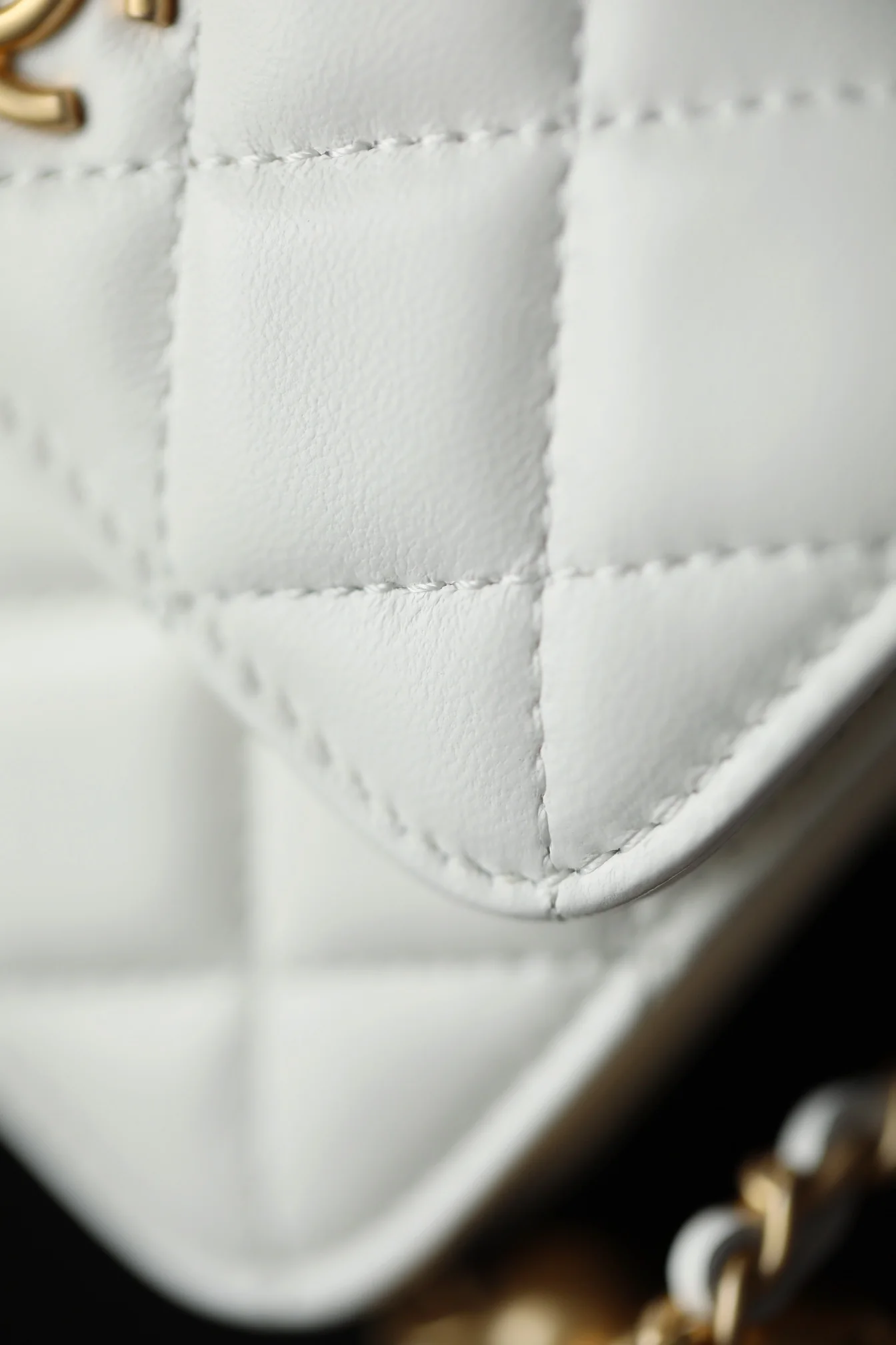 Сумка через плечо Chanel Little Gold Ball из коллекции Little Gold Ball - из овечьей кожи.