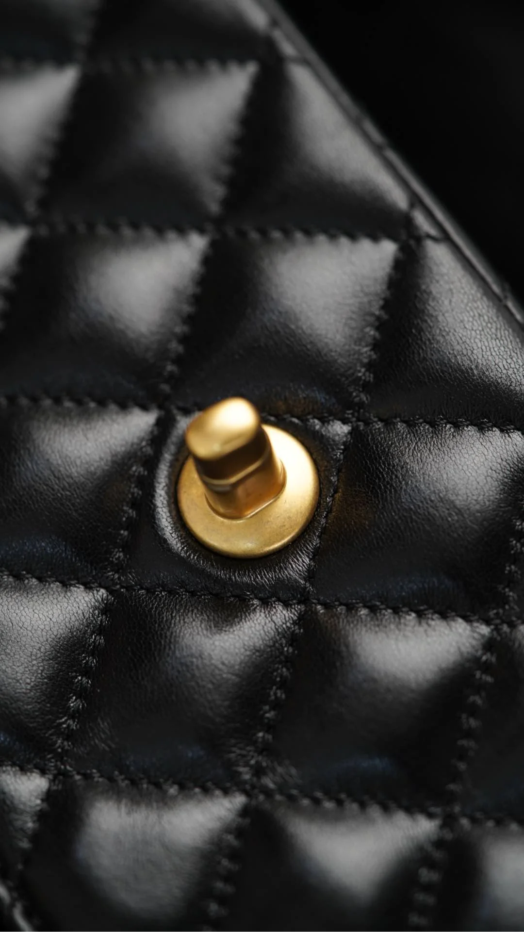 Chanel 25p - Сумка с горизонтальной ручкой и клапаном - Черно-золотая