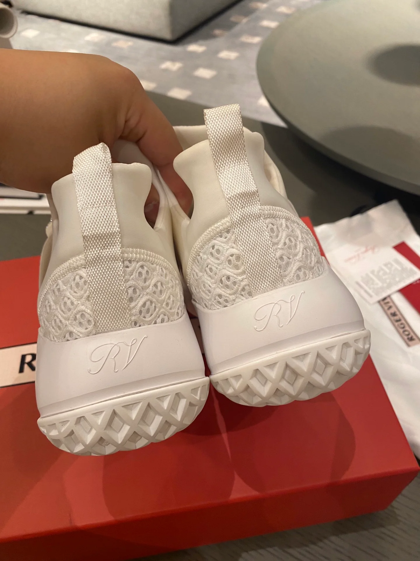 Кроссовки с пряжками - белые