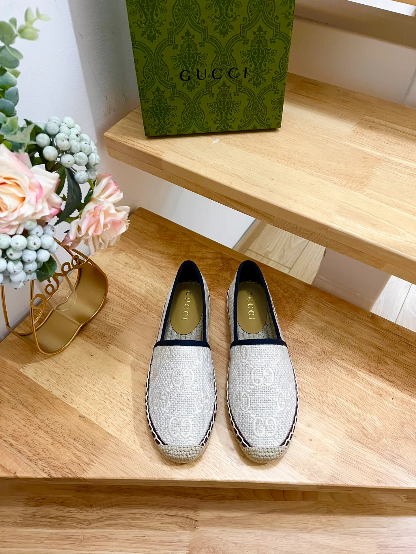 Новинка весны 2023 года от Gucci - балетки из льняной парусины с ремешком.