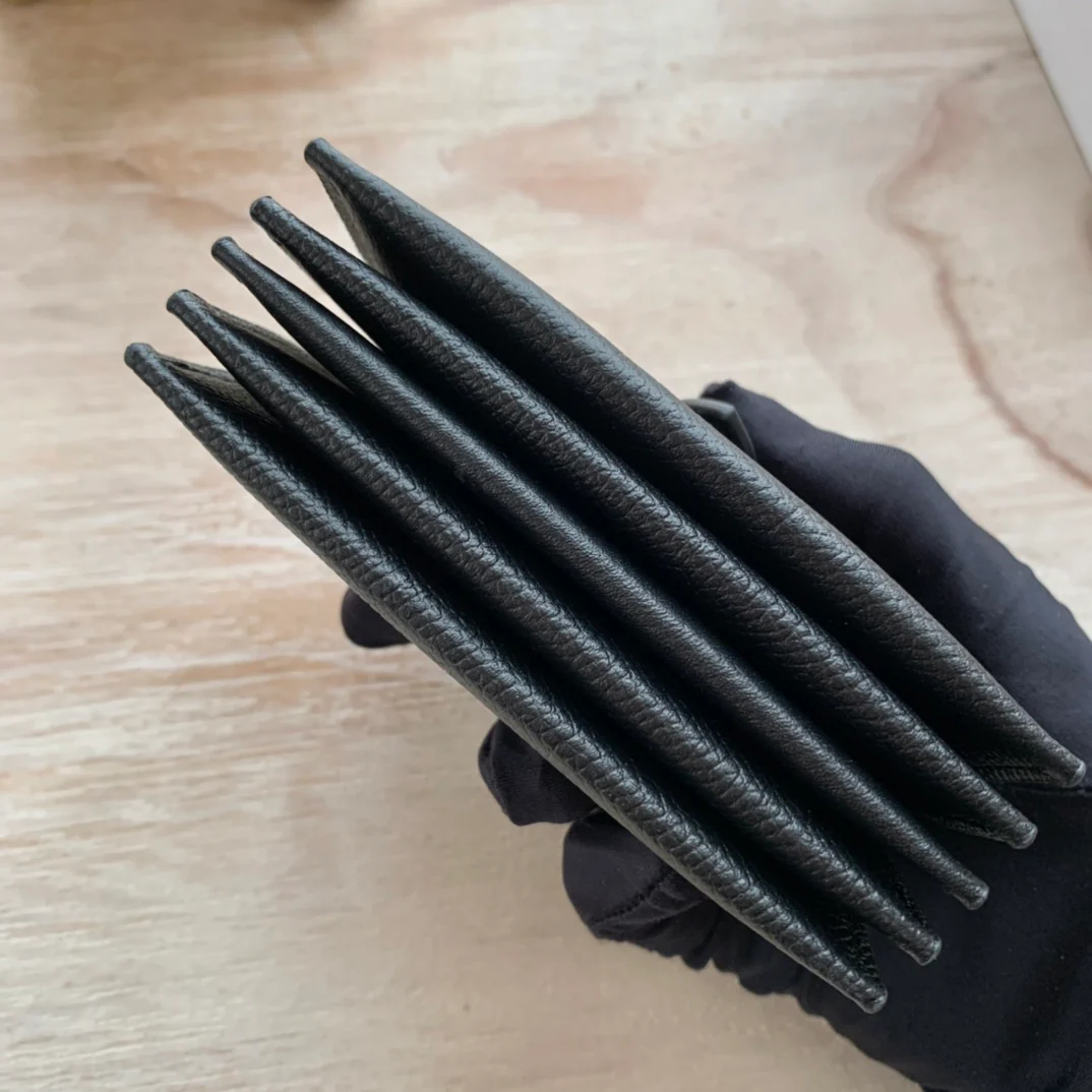 Celine 粒面牛皮风琴卡包