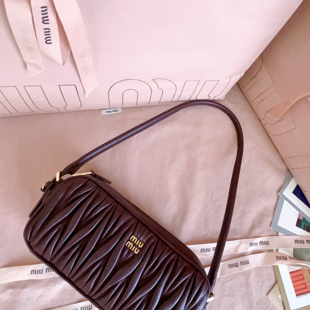 Сумка для маджонга Miu Miu-5ne024 с текстурированной вышивкой, винно-красного цвета.