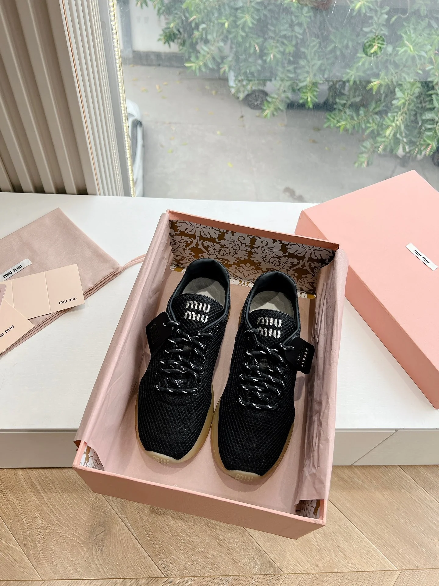 Дышащие повседневные туфли Miu Miu 2024 - черные