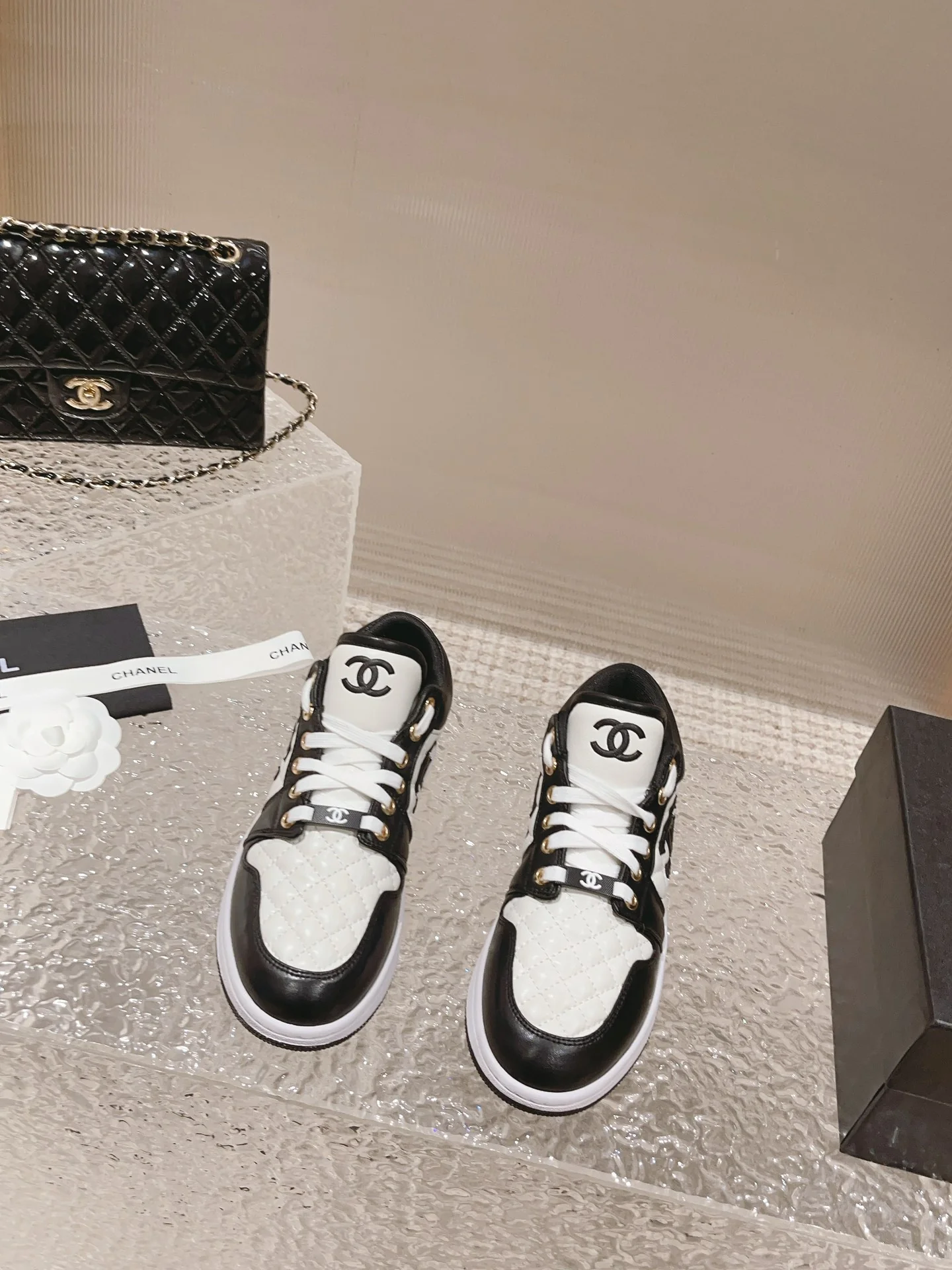 Низкие кеды Chanel - черные с ромбовидным узором