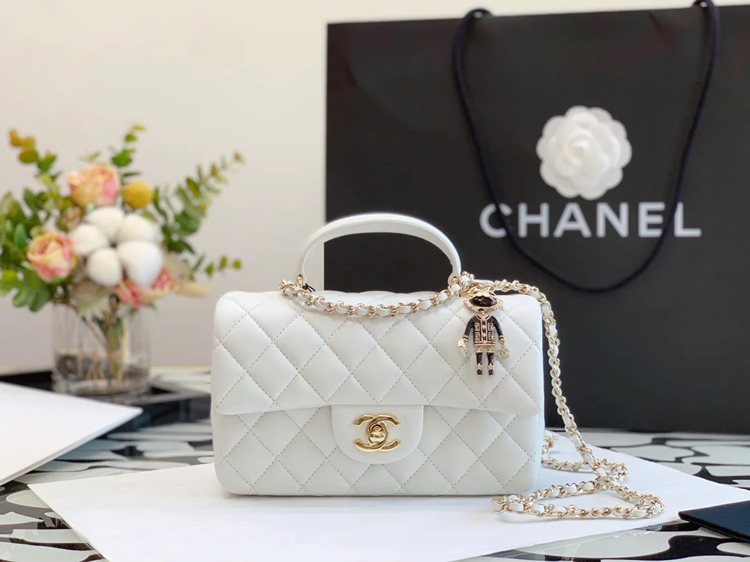Коллекция Chanel Весна/Лето 2022 - Сумка-клапан на запястье - Овечья кожа - 20 см