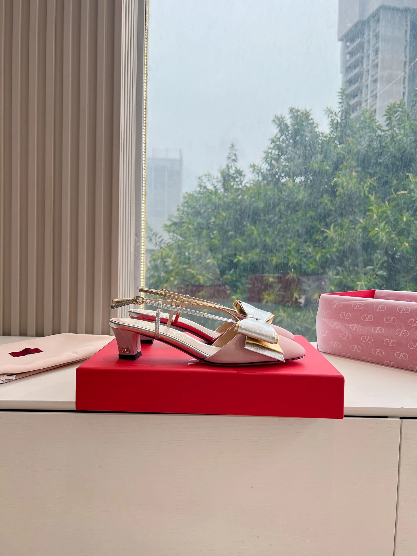 Босоножки на высоком каблуке Valentino 2024 с бантом - розовые