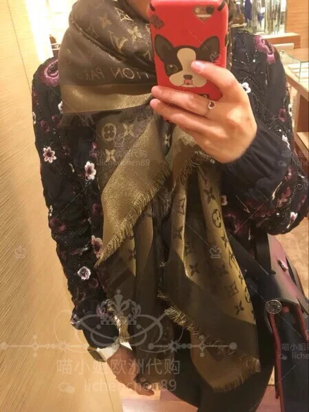 Шелковый платок LV 140 см - с монограммой на канве.