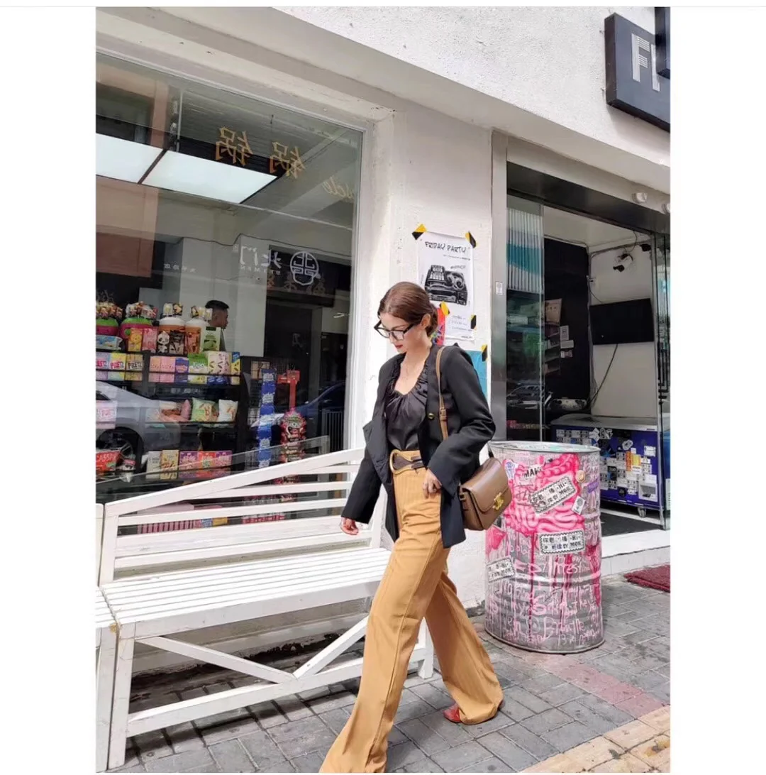 Сумка Celine Triomphe Classic из глянцевой телячьей кожи — коричневая.