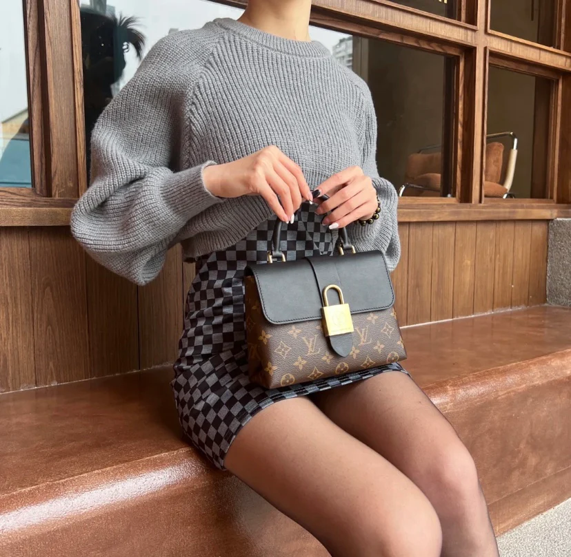 m44321-LV-locky-lock bag-black