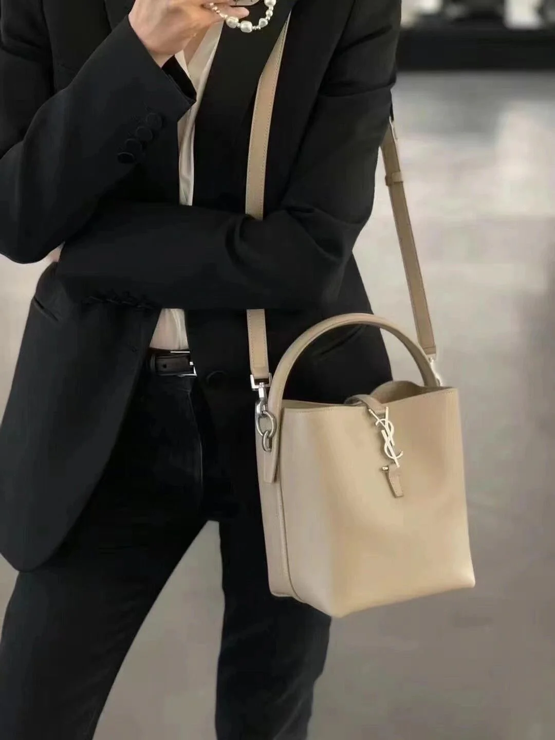 Сумка-ведро YSL Le 37 - Маленькая - Бежево-серый