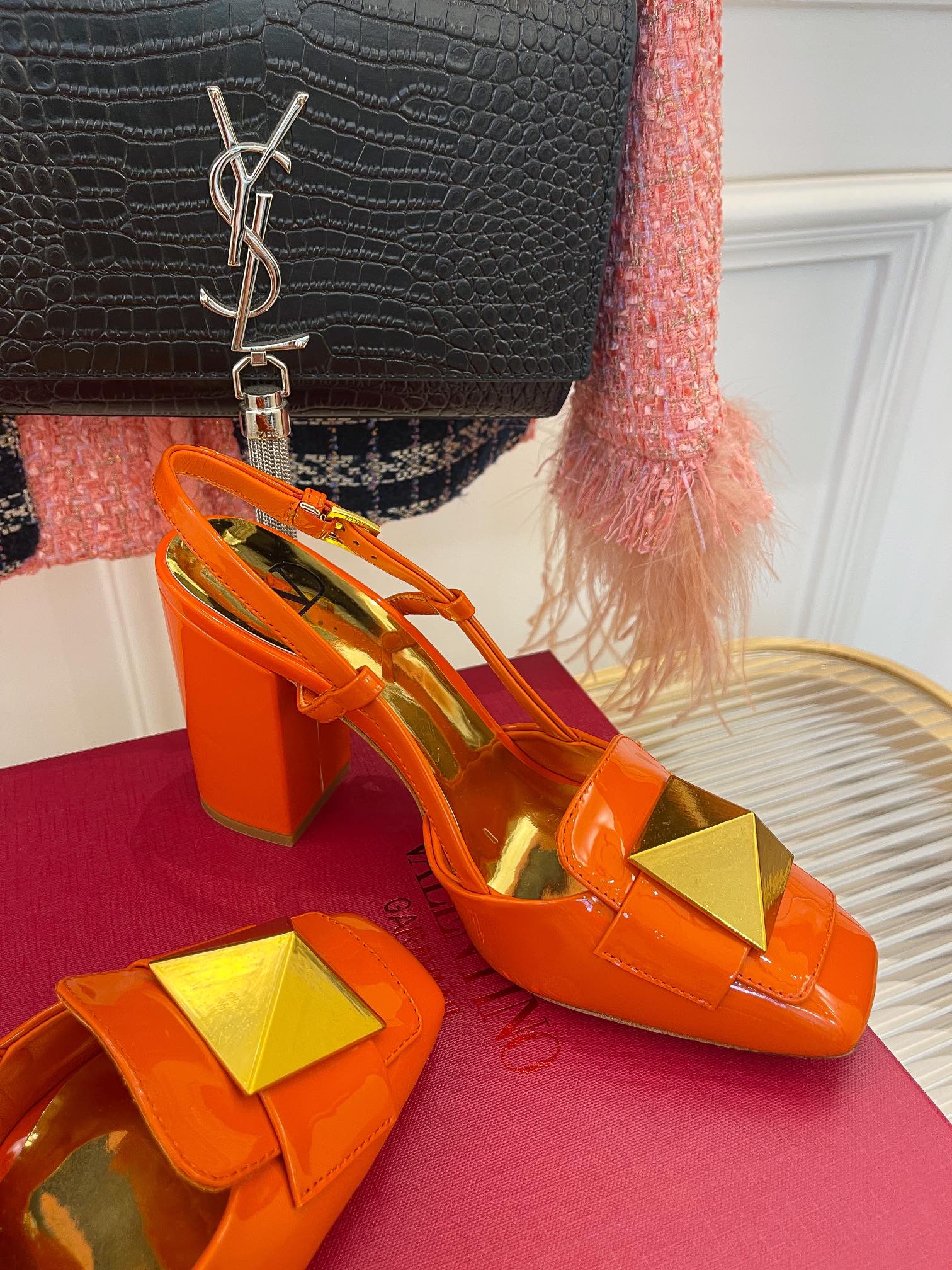 Весенняя коллекция Valentino 2022 — Сандалии на массивном каблуке — Оранжевые