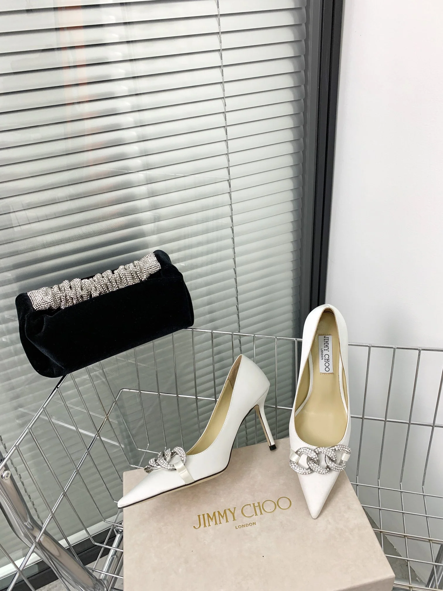Новинки коллекции Jimmy весна/лето 2022 - Туфли на высоком каблуке с кристальной цепочкой - 1
