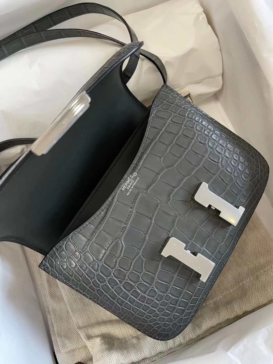 Миниатюрная пуговица Hermes Constance из крокодиловой кожи, графитово-серого цвета, серебристая.