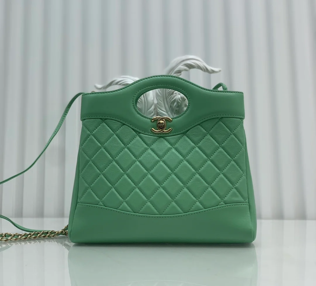 Мини-сумочка Chanel 24c 31 серии из овечьей кожи - зеленая