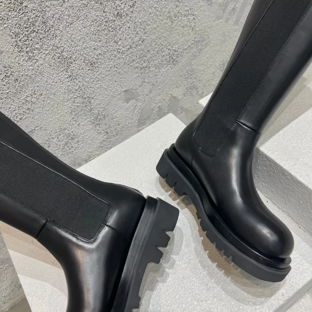 Новинка сезона осень/зима 2022 от BV - высокие сапоги с закругленным носком и застежкой-молнией сзади.