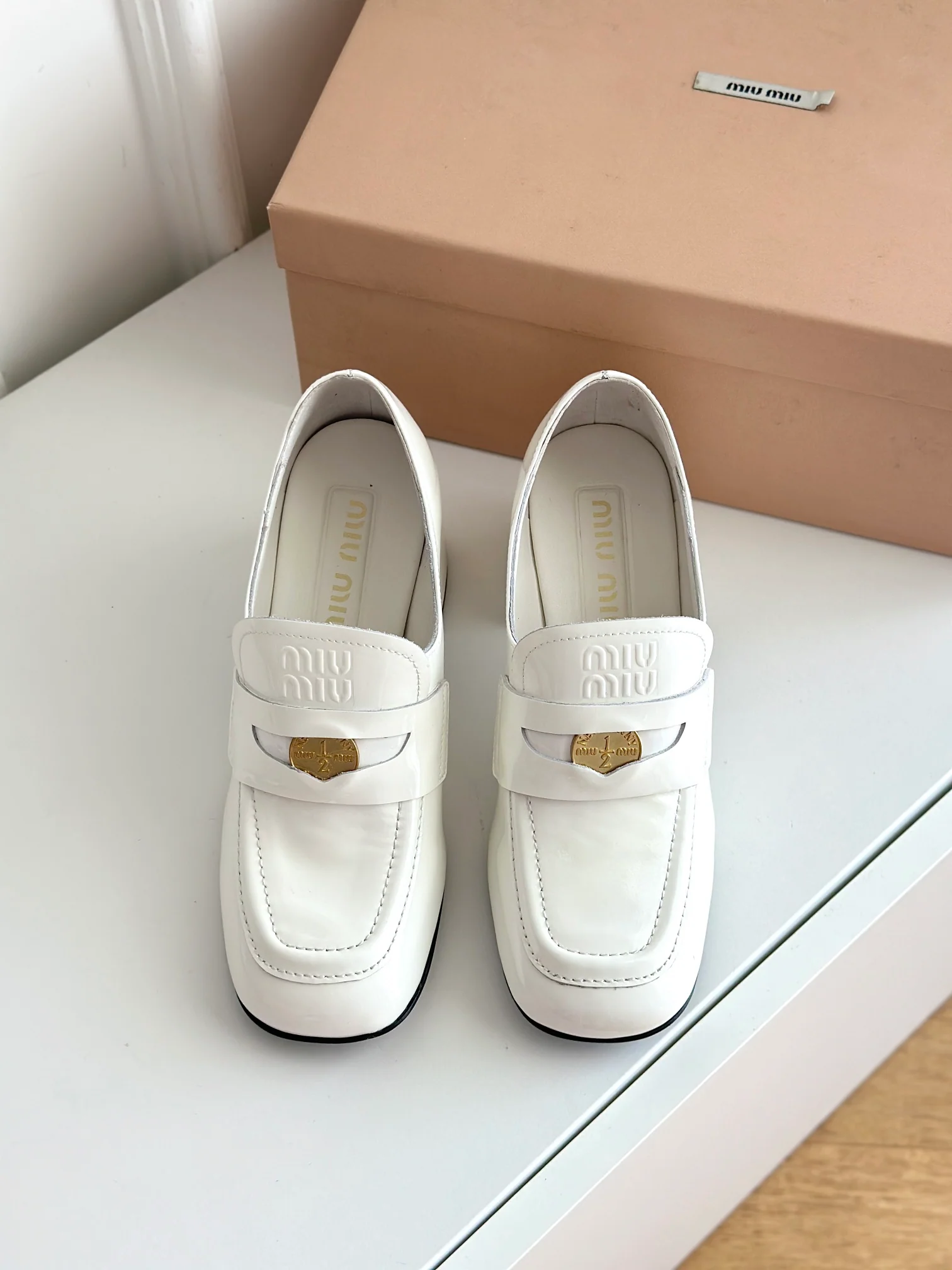 Новинка Miu Miu 2023 года - Лоферы на массивном каблуке Gold Coin - Белые