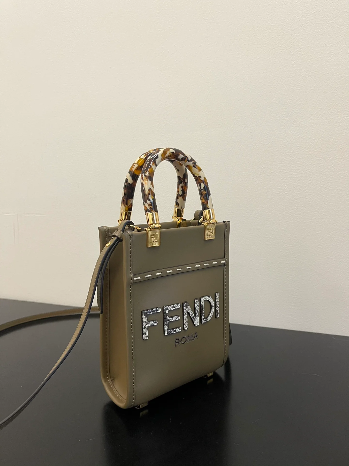 Сумка-тоут Fendi с логотипом Sunshine, маленькая, оливково-зеленая.