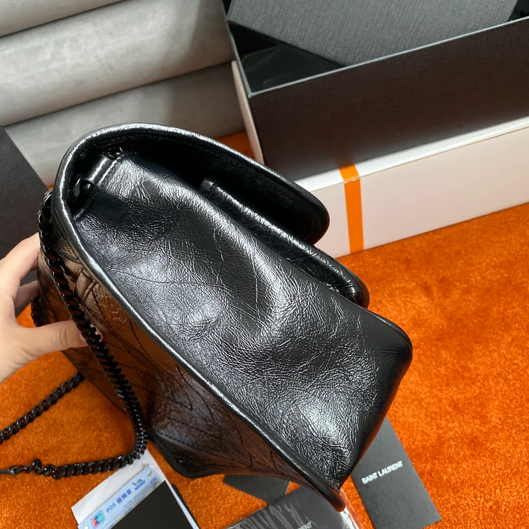 YSL Medium Niki - Кожа из вощеной коровьей кожи с черной пряжкой - с D-образным кольцом