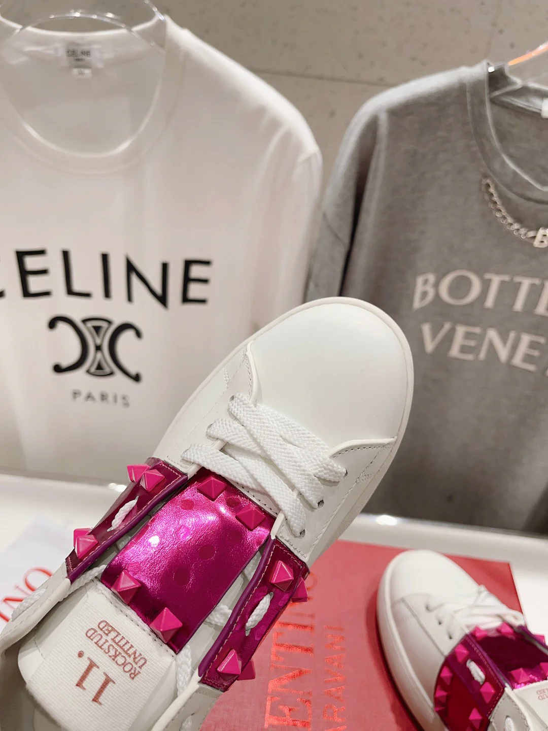 Новинка Valentino 2023 года - Белые повседневные кроссовки - Розовые