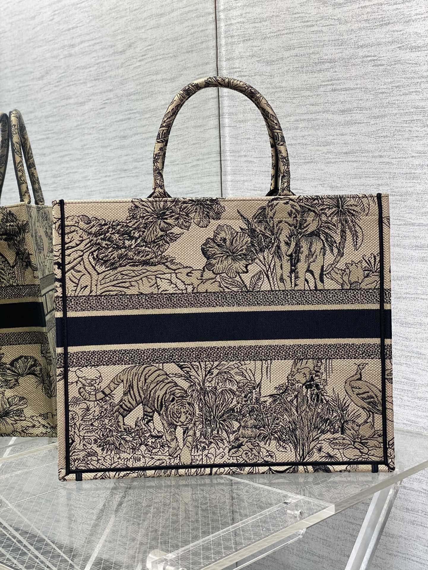 Сумка Dior Book Tote из коллекции Весна/Лето 2023 — Вышивка ?Тигр? — Абрикосовый цвет — Большой размер