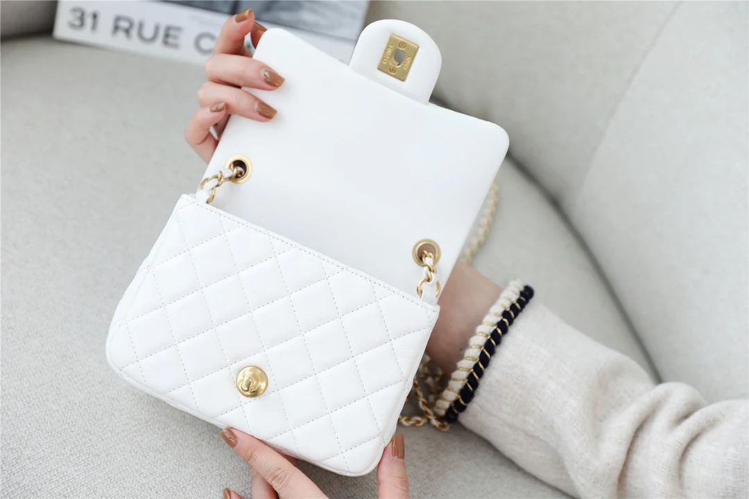 Chanel - Золотая квадратная сумка с клапаном в форме глобуса - 17 см