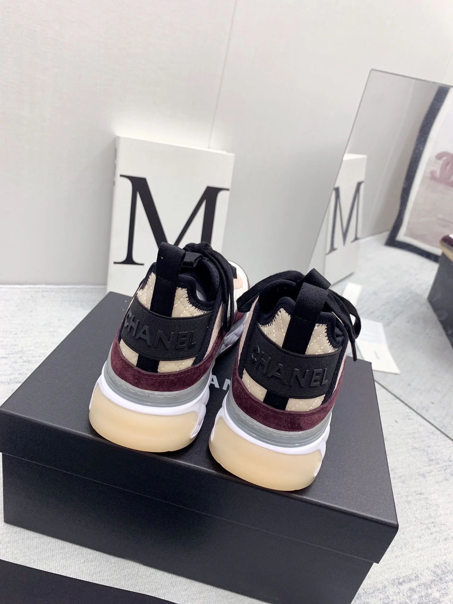 Новинка сезона осень/зима 2021 от Chanel - кроссовки с ромбовидным узором - розово-фиолетовые.