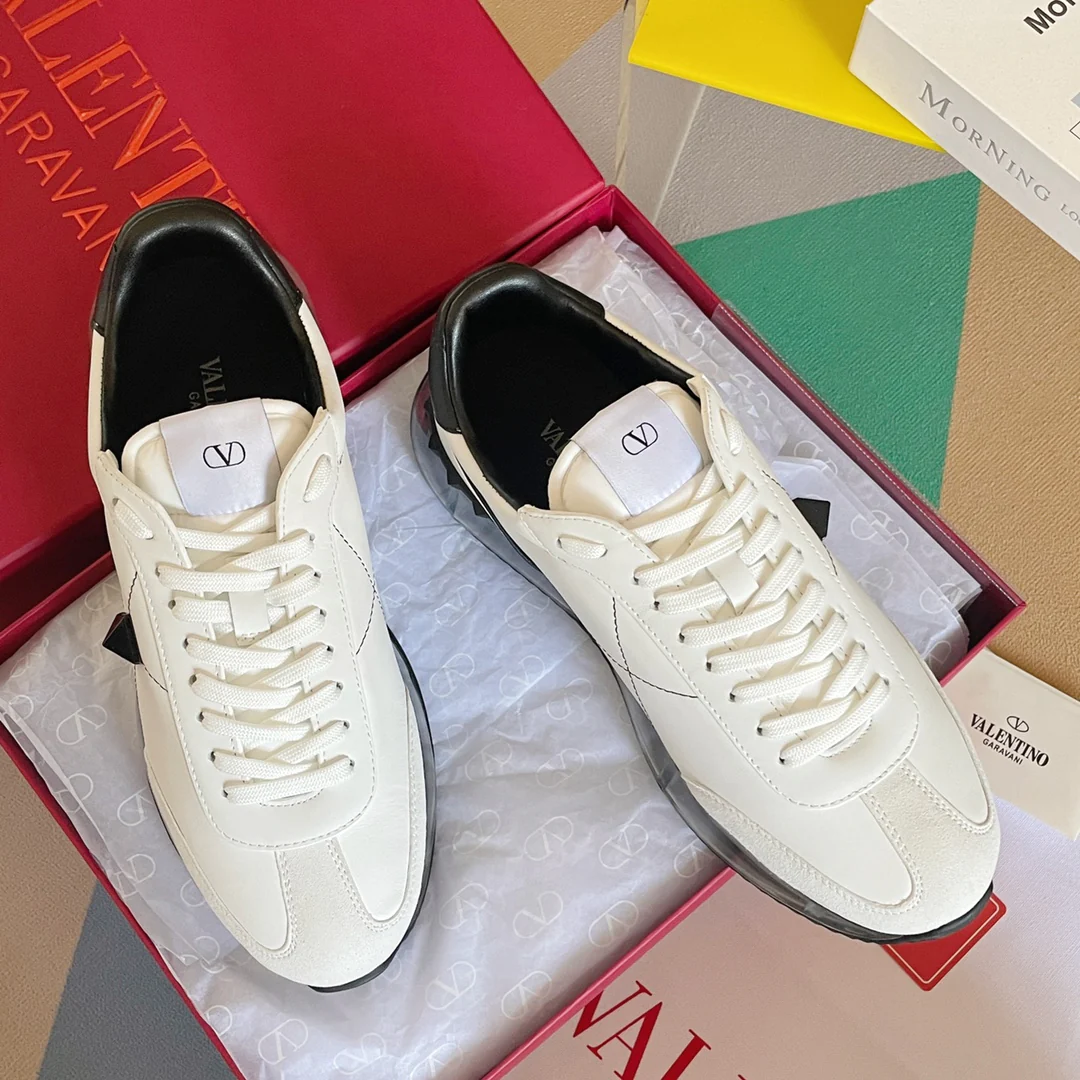 Valentino - Спортивные туфли с заклепками по периметру - Парные - Черная отделка