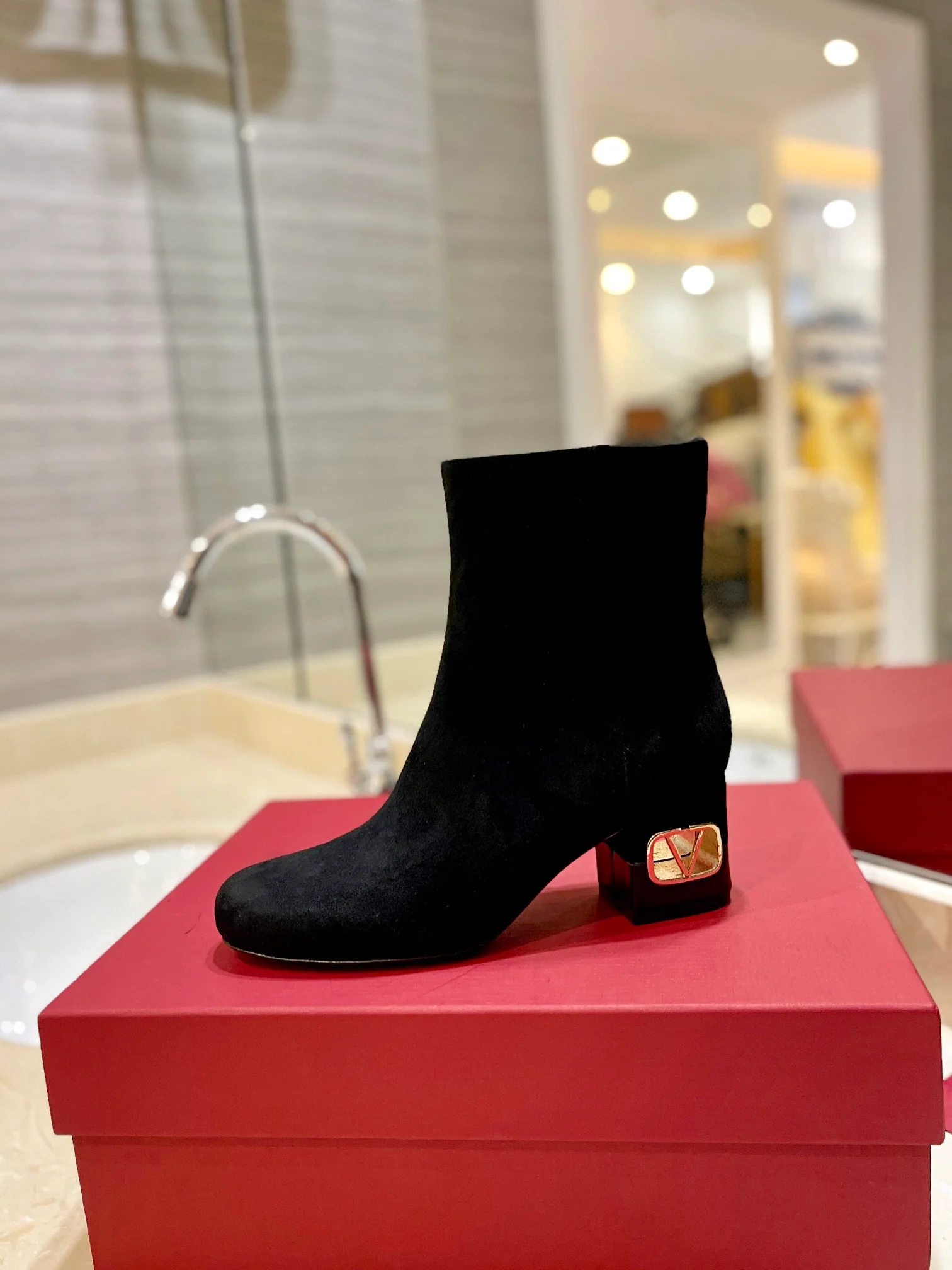 Новинка сезона осень/зима 2023 от Valentino - Ботильоны на массивном каблуке - Боковая молния - Черная замша