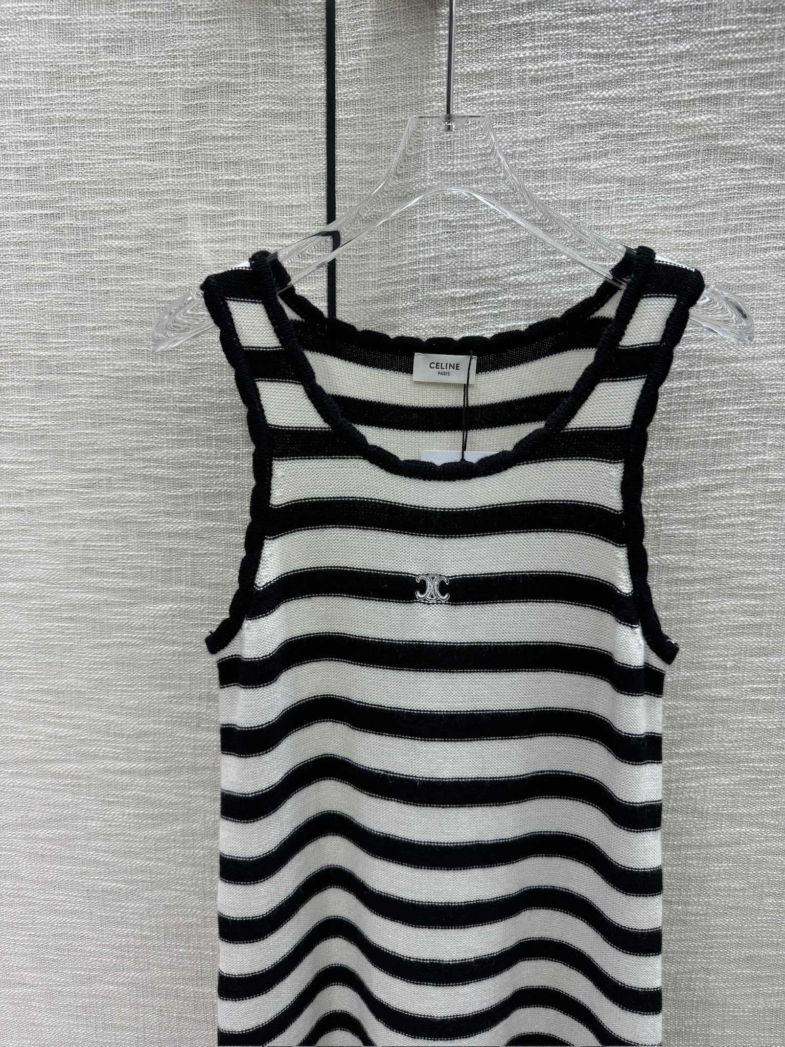 Вязаное платье-жилет Celine-2404 с кружевной отделкой и полосатым узором в стиле колор-блок.