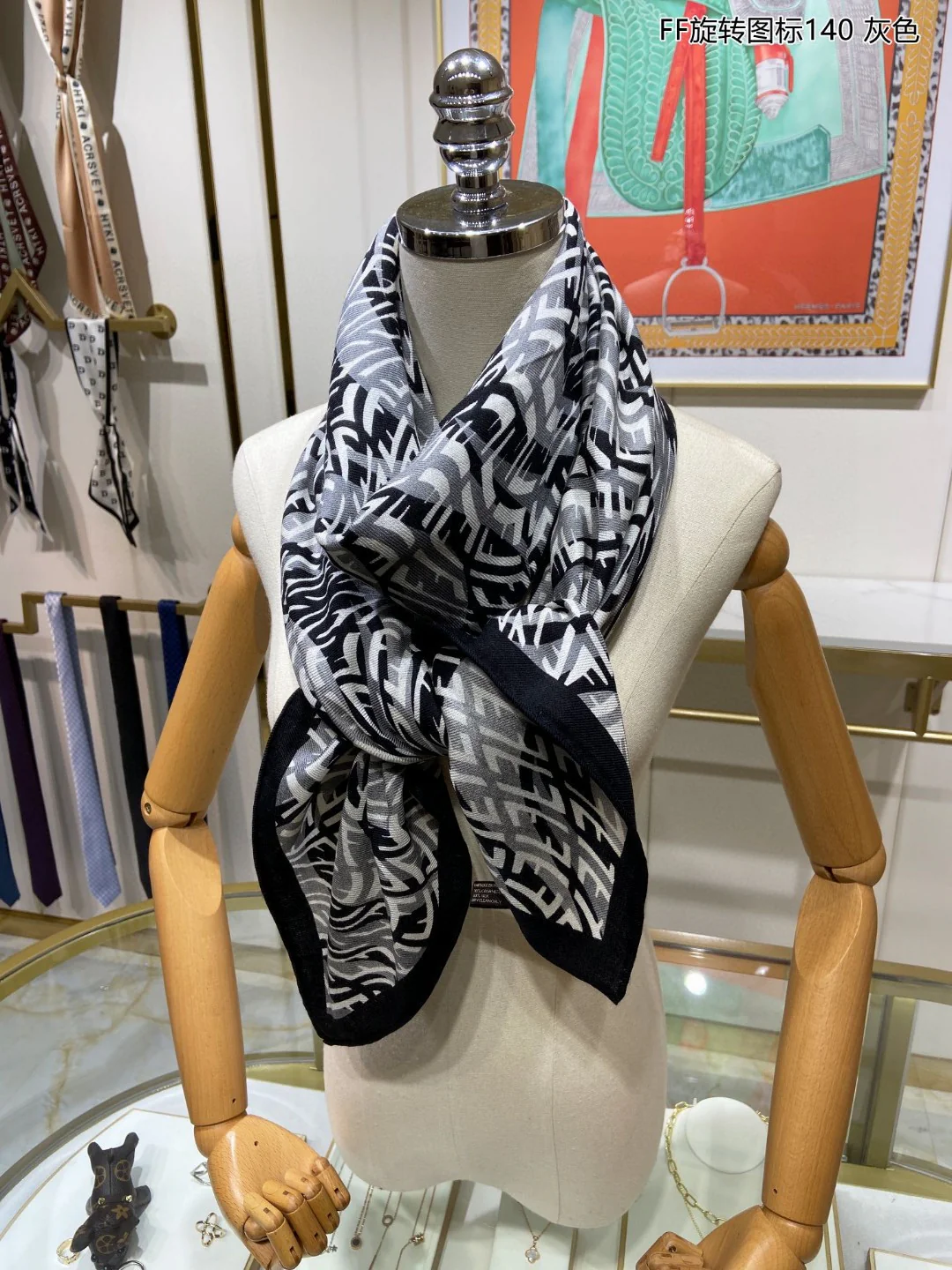 Квадратный шарф Fendi Rotating Icon, 140 см - 70% высококачественный кашемир - 30% шелк