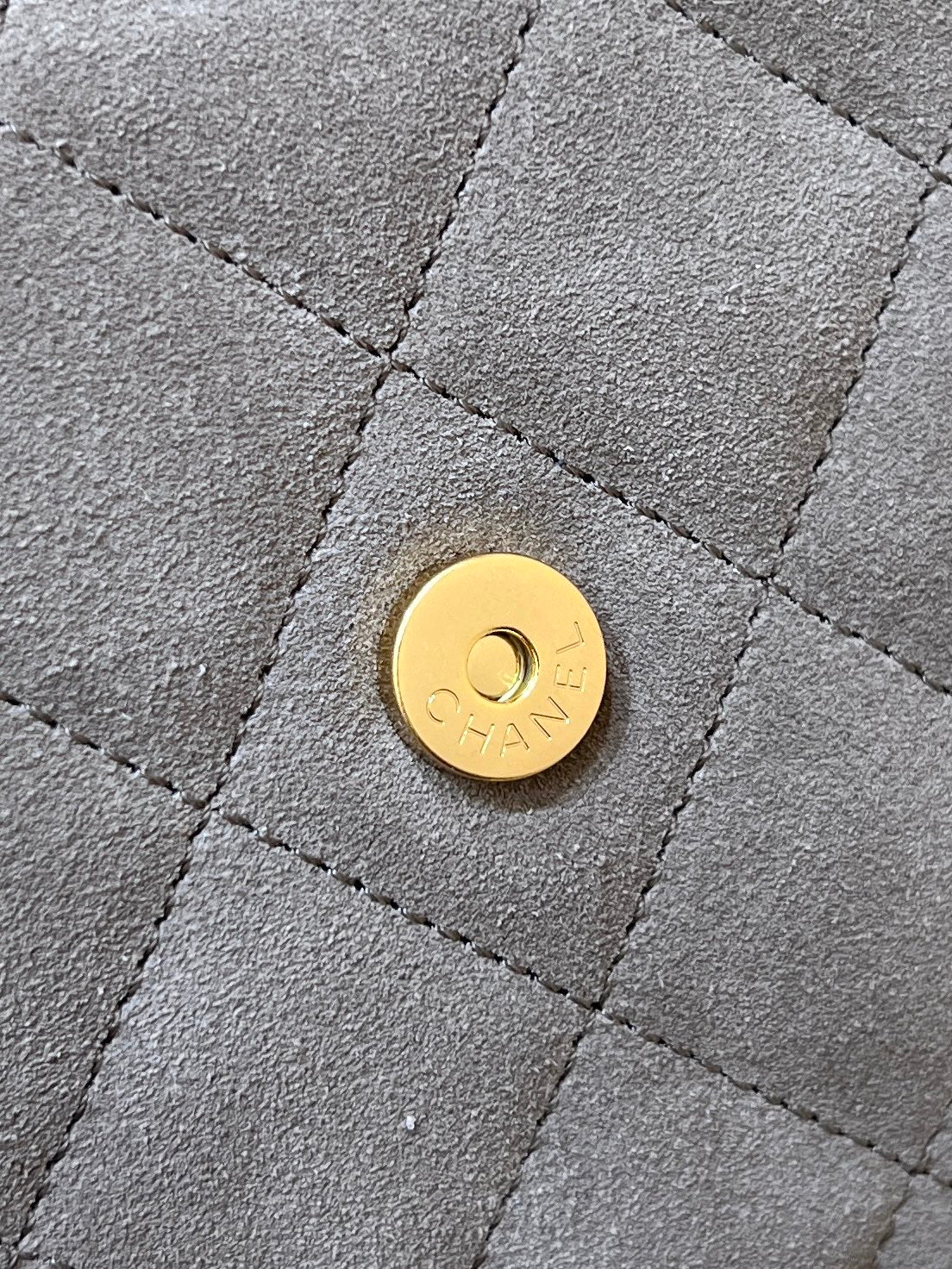 Популярная сумка-хобо Chanel 25c, которую можно носить под мышкой — серо-коричневая.