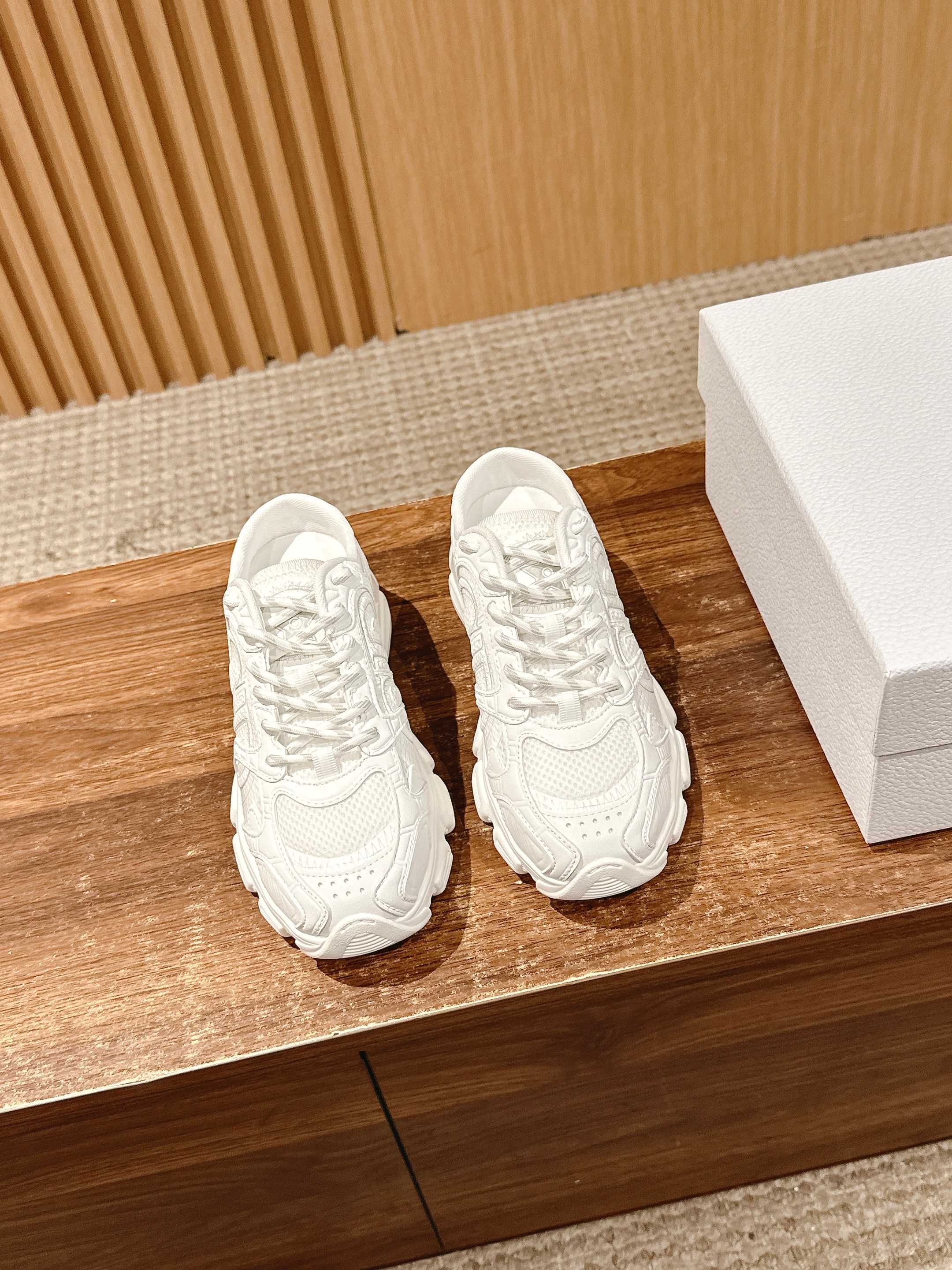 Новые повседневные массивные туфли-слипоны Dior Chrono - белые