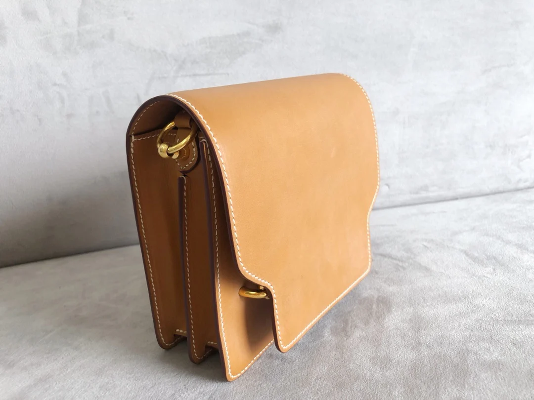 Сумка Hermes Roulis 19 из седельной кожи с золотой пряжкой.