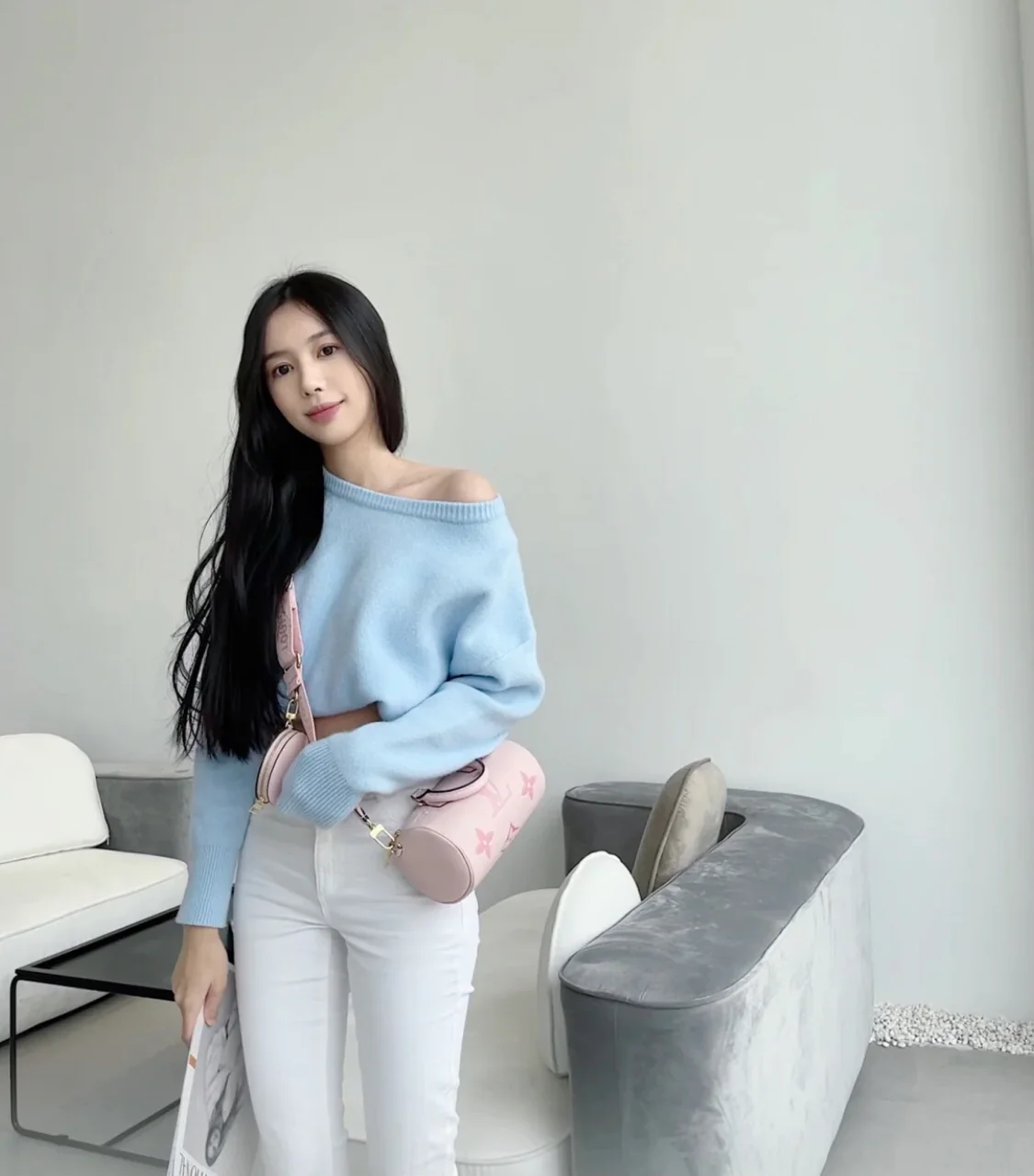 m45707-LV-papillon-bb-handbag-pink-on-body photo