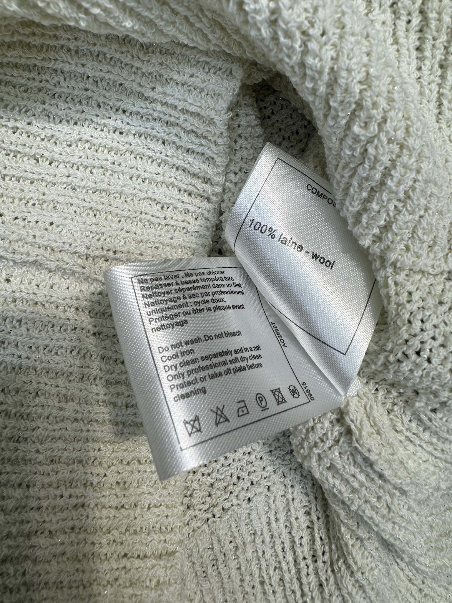 Белая трикотажная футболка Chanel 2403 с коротким рукавом и двойной буквой C.