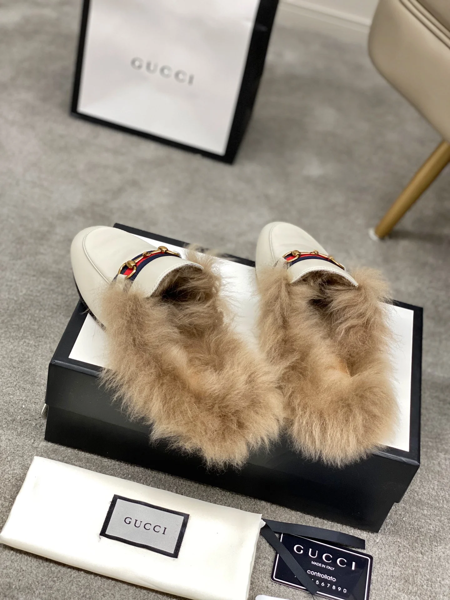 Бутик Gucci 2020 — Последние модели с подиума — Меховые тапочки — Белые с пряжкой в ??виде седла