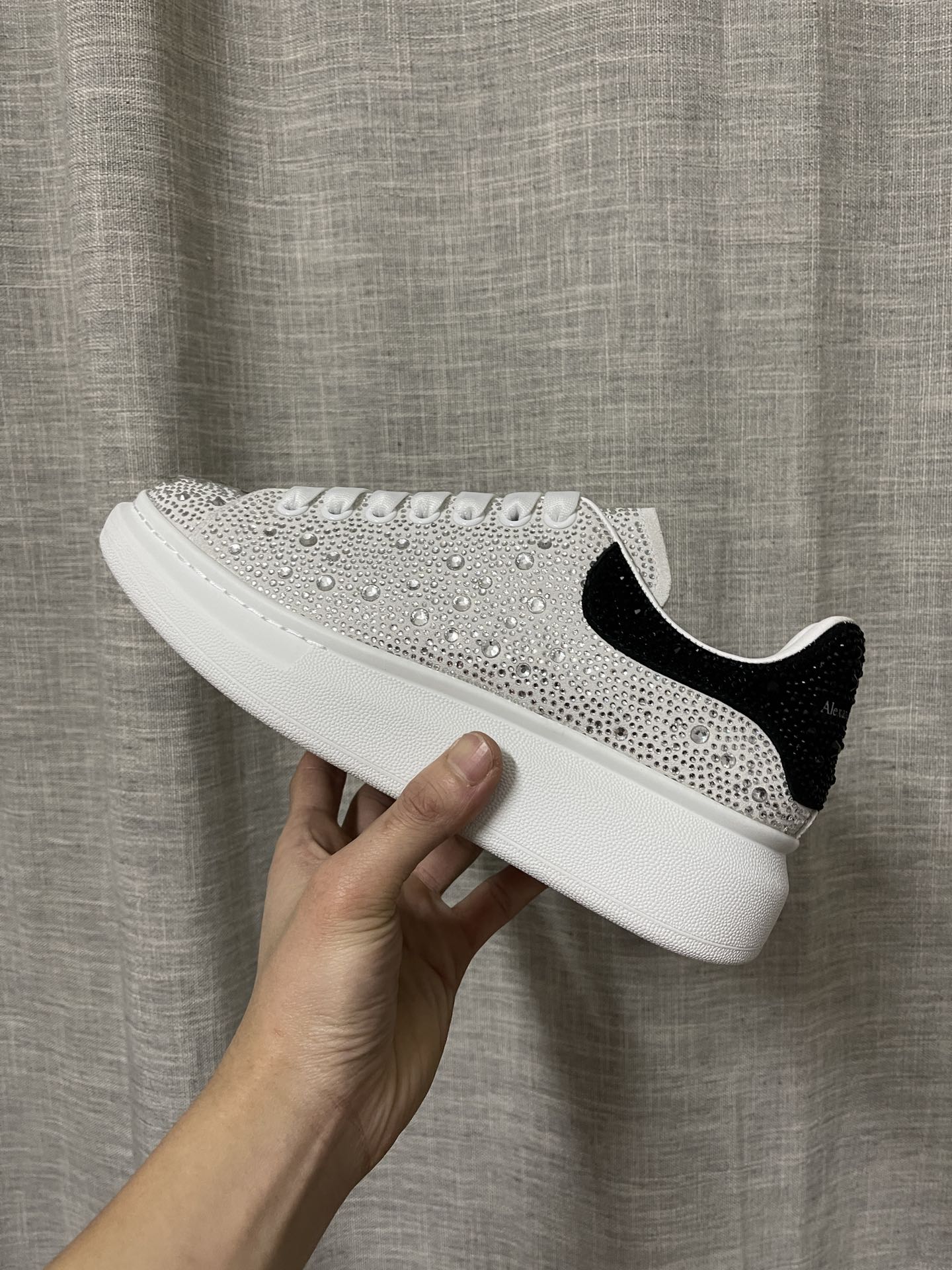 Классические белые кроссовки McQueen - унисекс - верх с белыми ромбами - каблук с черными ромбами - премиум-издание