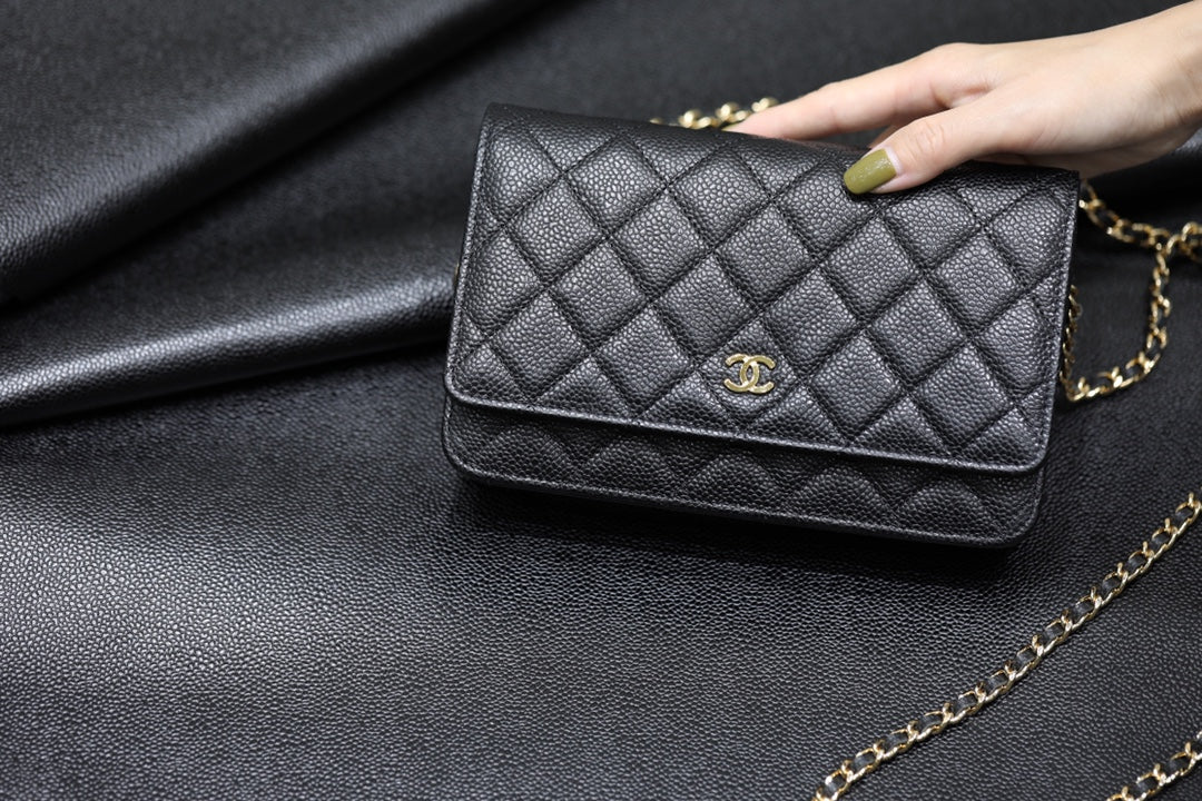 Классическая сумка Chanel WOC из черной кожи личи с золотой пуговицей - 1 шт.