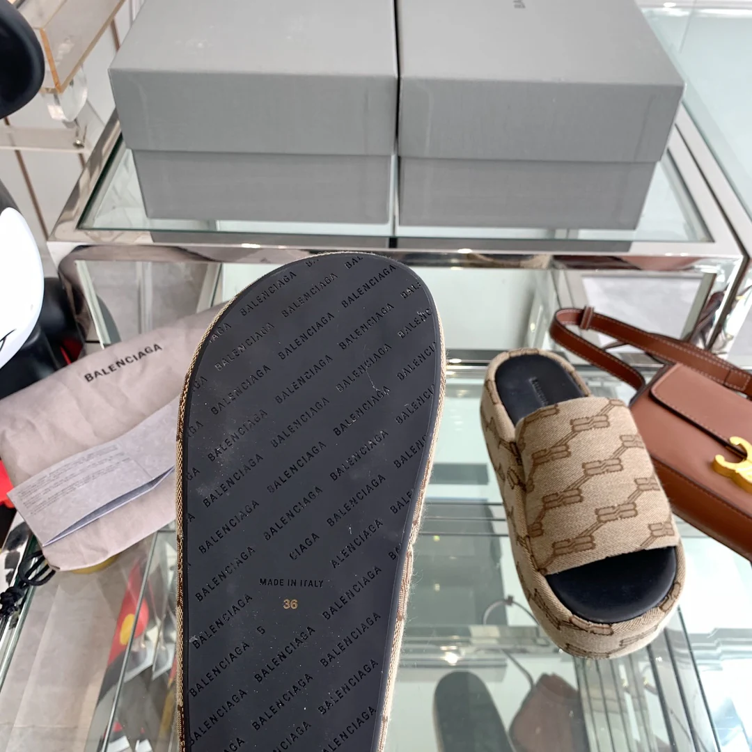 Новинка сезона весна/лето 2023 от Balenciaga - Тапочки на платформе с вышивкой - Коричневые