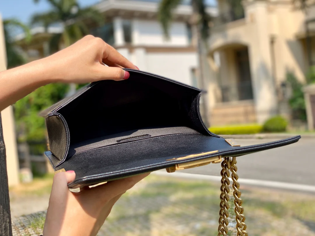 Часы Chanel Boy 25 см - из телячьей кожи с узором 