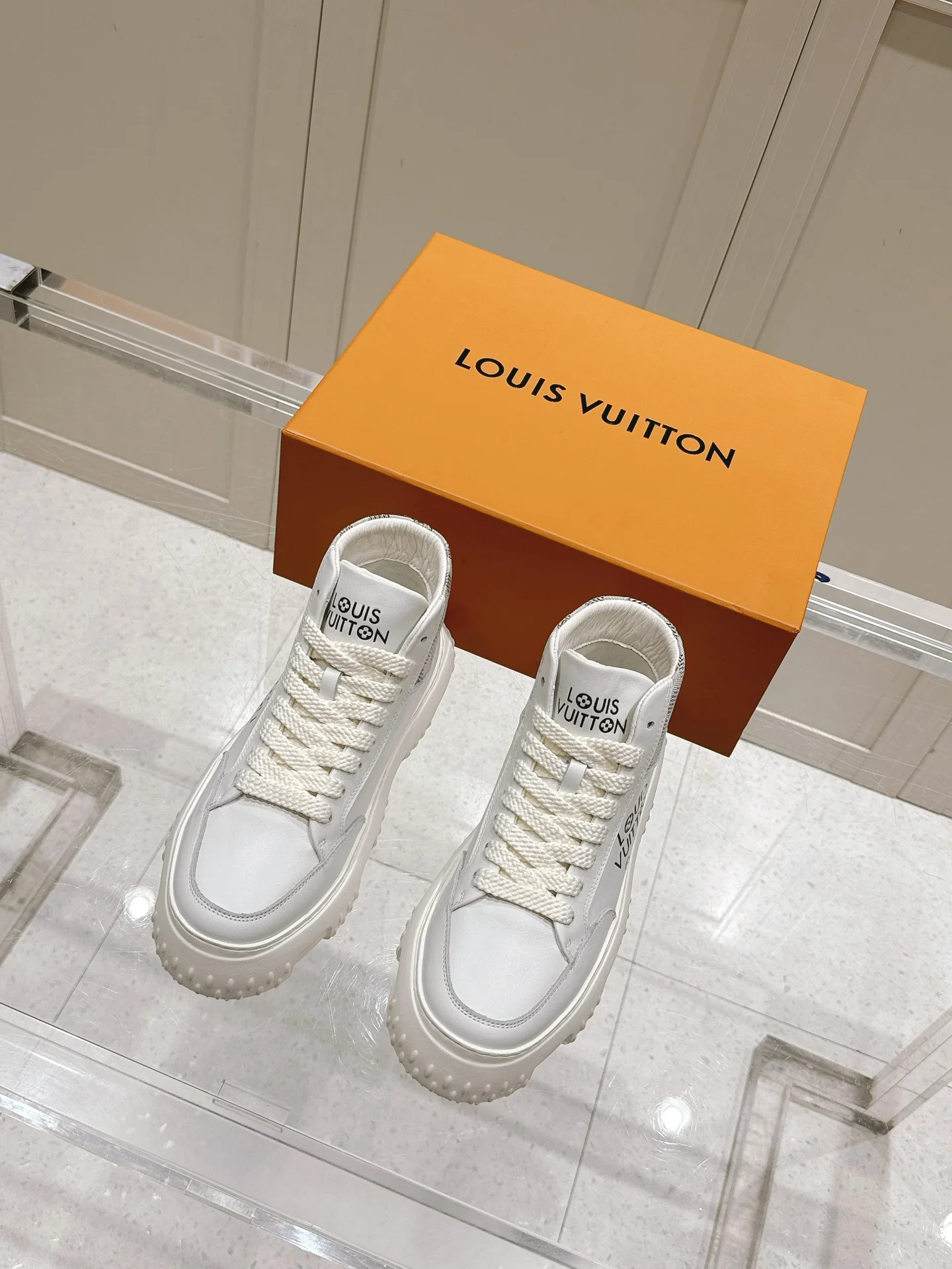 Высокие кроссовки LV-2024 - белые