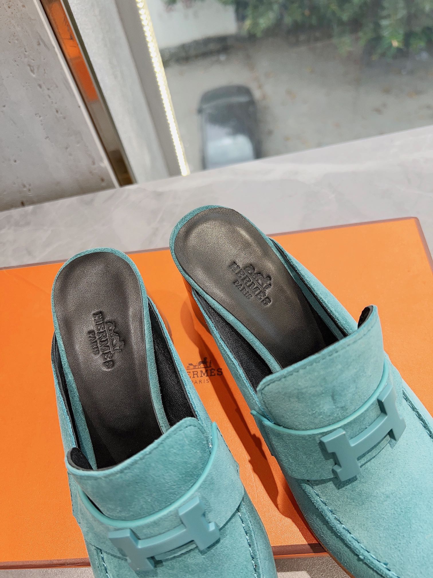 Новинка сезона весна/лето 2023 от Hermes: мюли на высоком каблуке с закрытой верхней частью и пряжкой в ??форме буквы H.