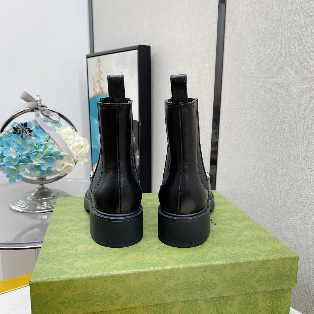 Gucci - Новинка 2023 года - Ботинки челси с цепочкой и пряжкой 